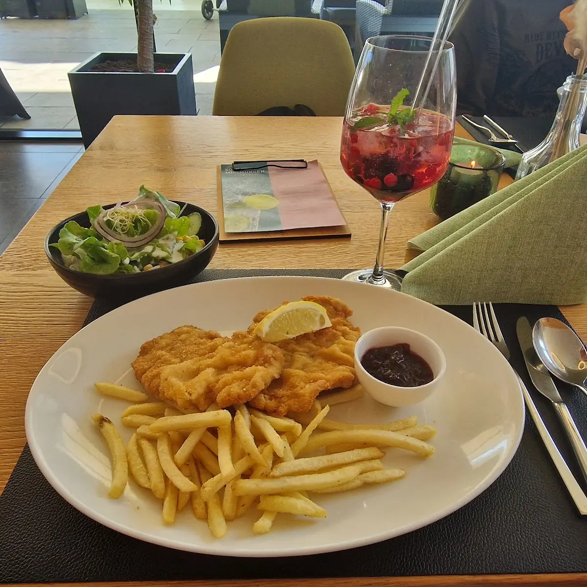 Wiener Schnitzel Mit Pommes Und Nen Kleinen Salat