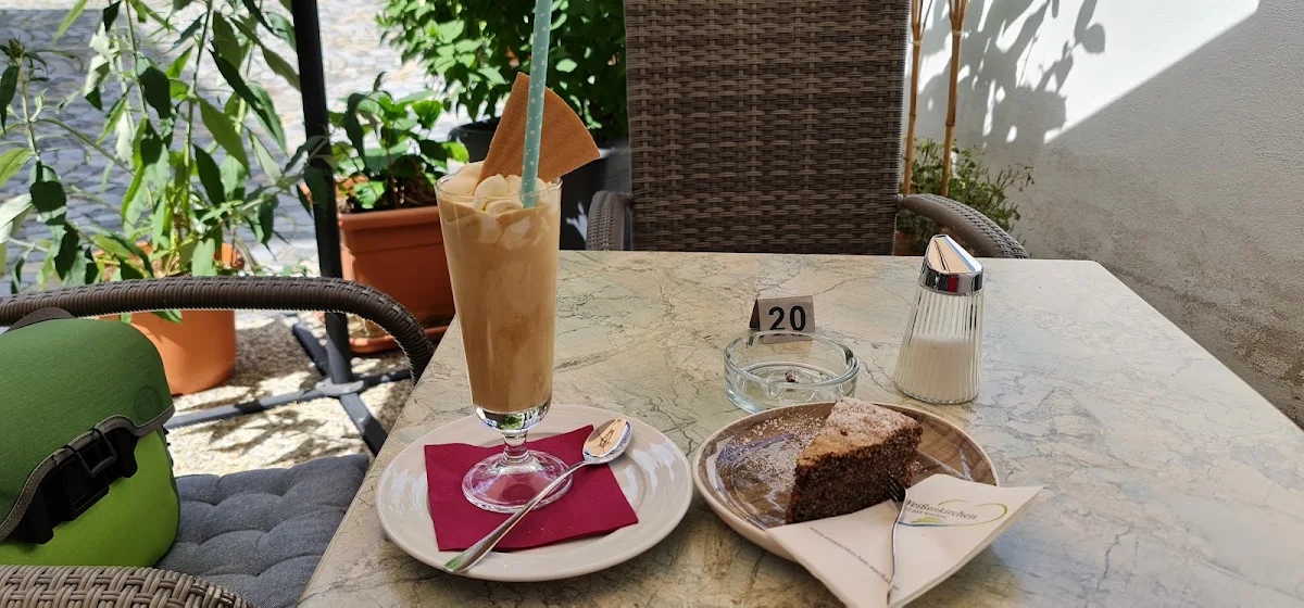 Eiskaffee Gerührt Und Mohnkuchen