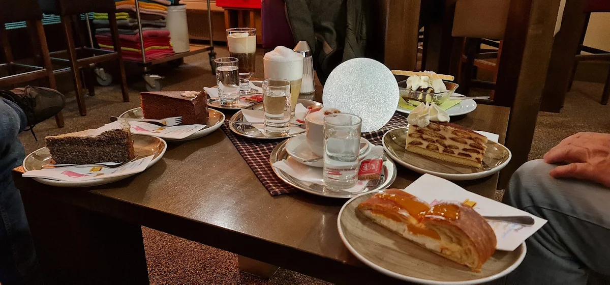 Marillen-topfenstrudel Makakoffscgnitte Mohntorte Sachertorte