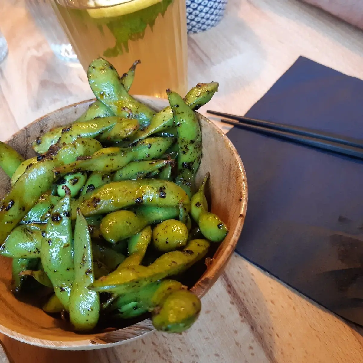 Edamame Mit Schwarzem Knoblauch Und Chilli Öl
