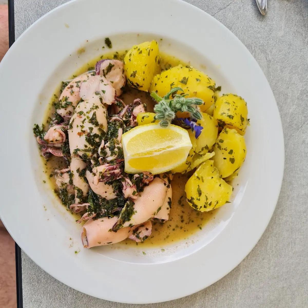 Calamari Mit Petersilienkartoffeln