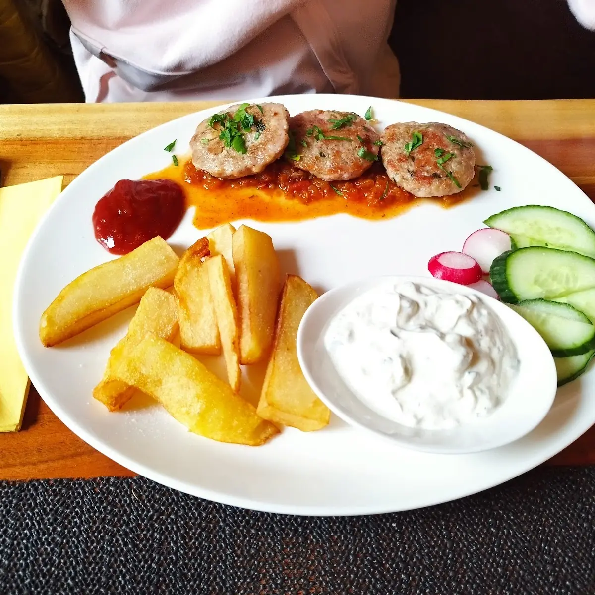 Köfte Vom Huhn Mit Bratkartoffeln