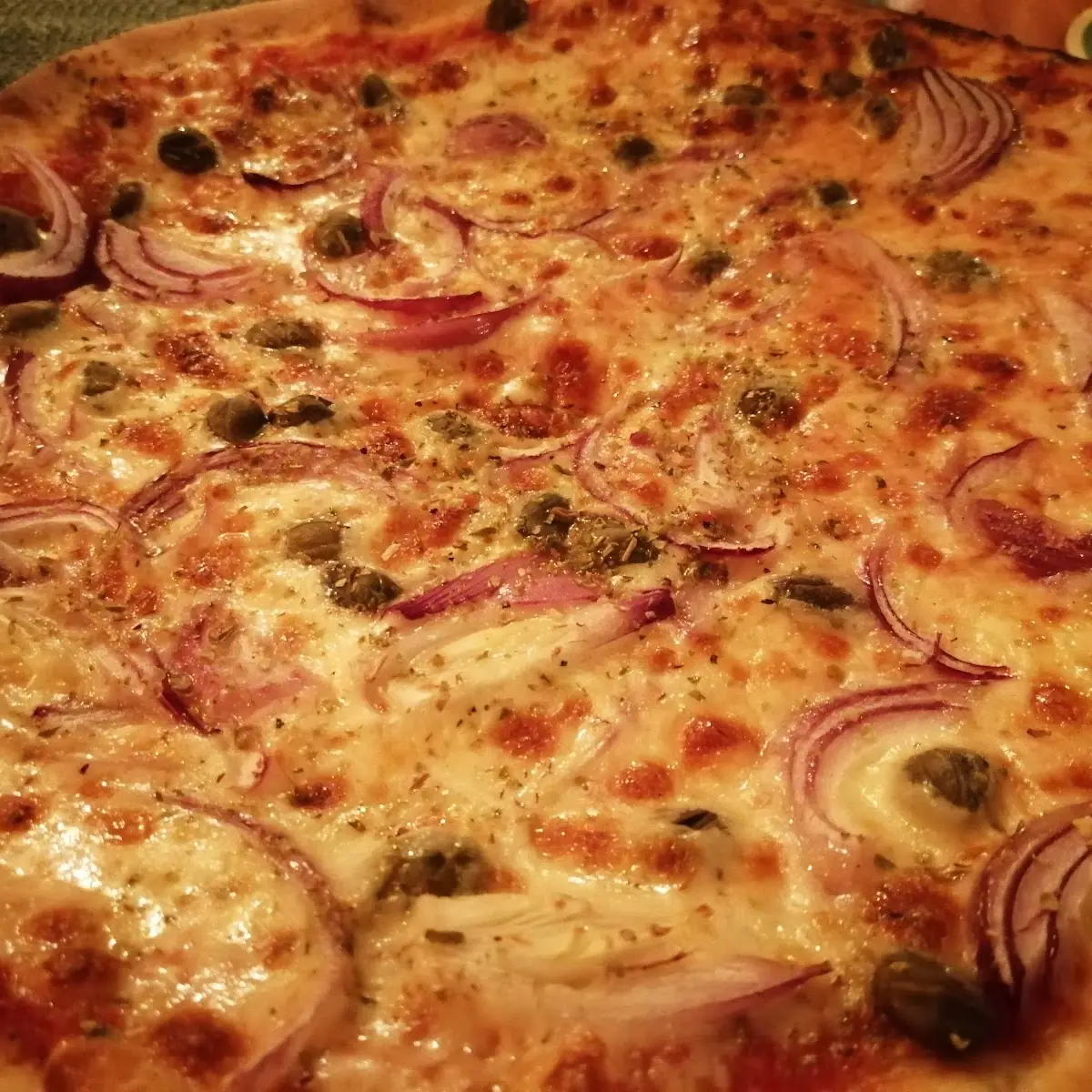Pizza Margherita Mit Zwiebeln & Kapern