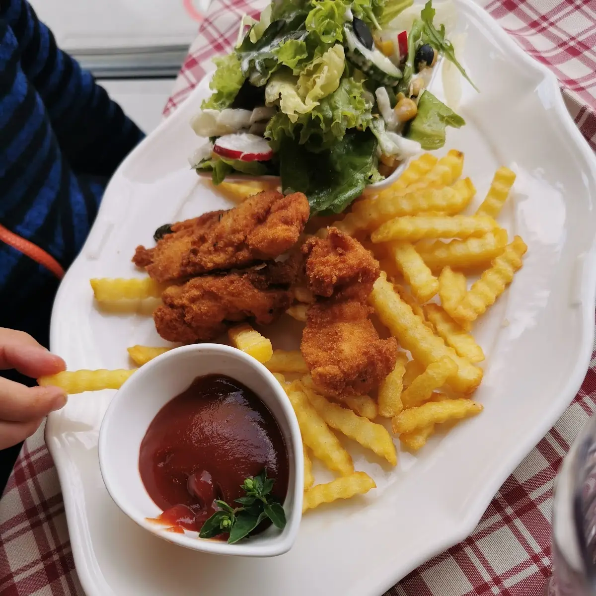 Chicken Nuggets Mit Pommes Frites