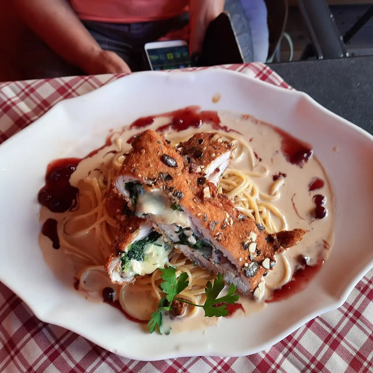 Grfülltes Putenschnitzl Gefüllt In Kürbiskernpanade Auf Rahmnudel