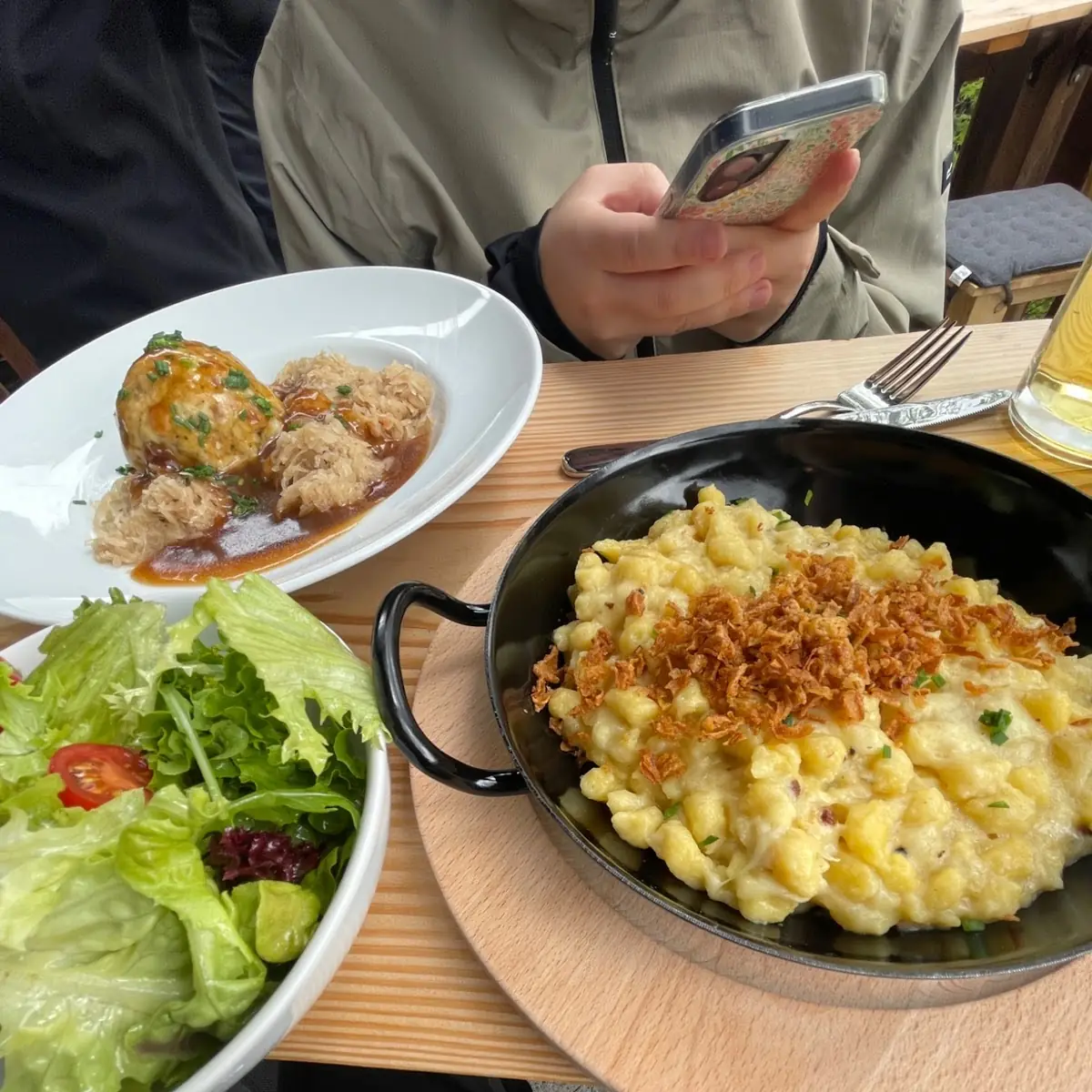 Käsespätzle Mit Röstzwiebeln Und Beilagensalat