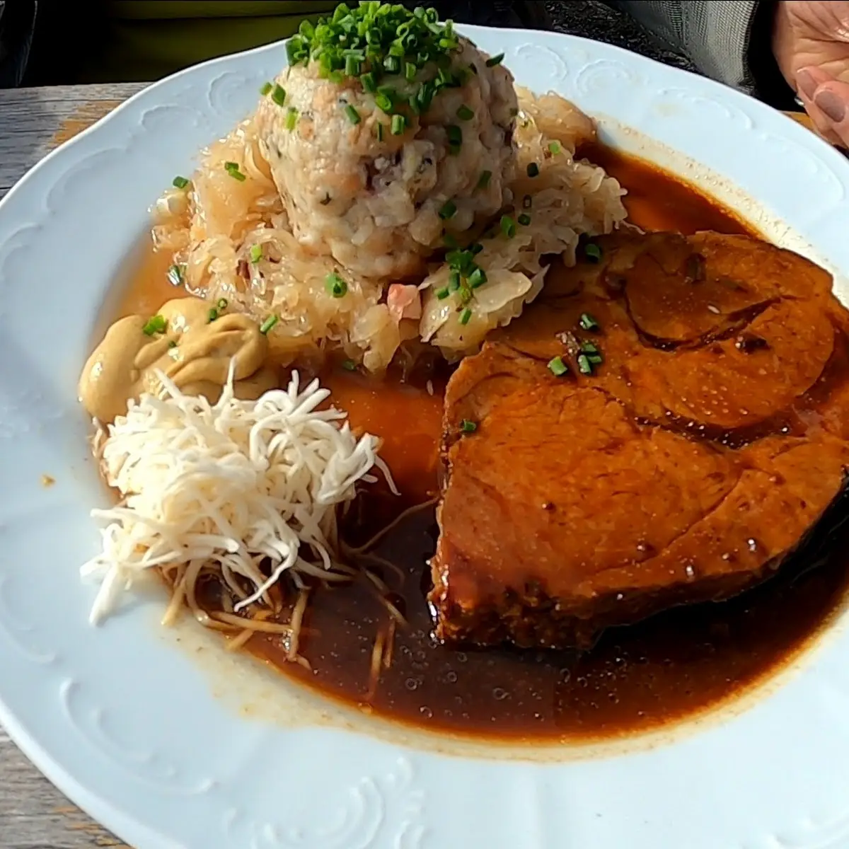 Schweinebraten Mit Kraut Und Knödel