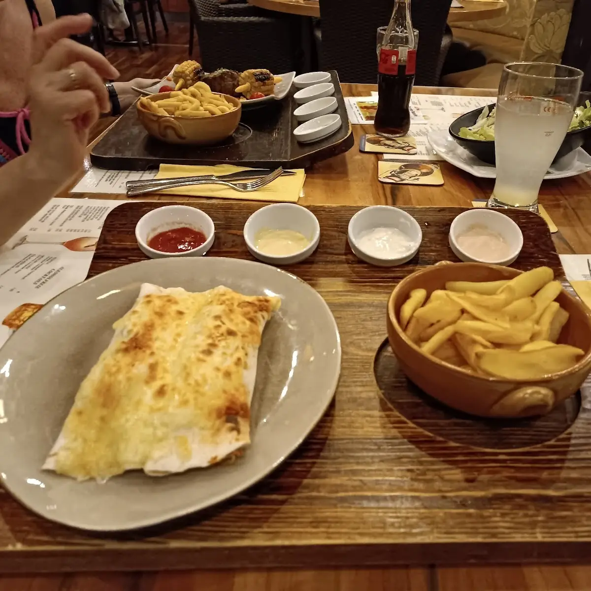 Burritos Gefühlt Mit Gemüse Und Hühnerfleisch Dazu Versch Diverse Soßen