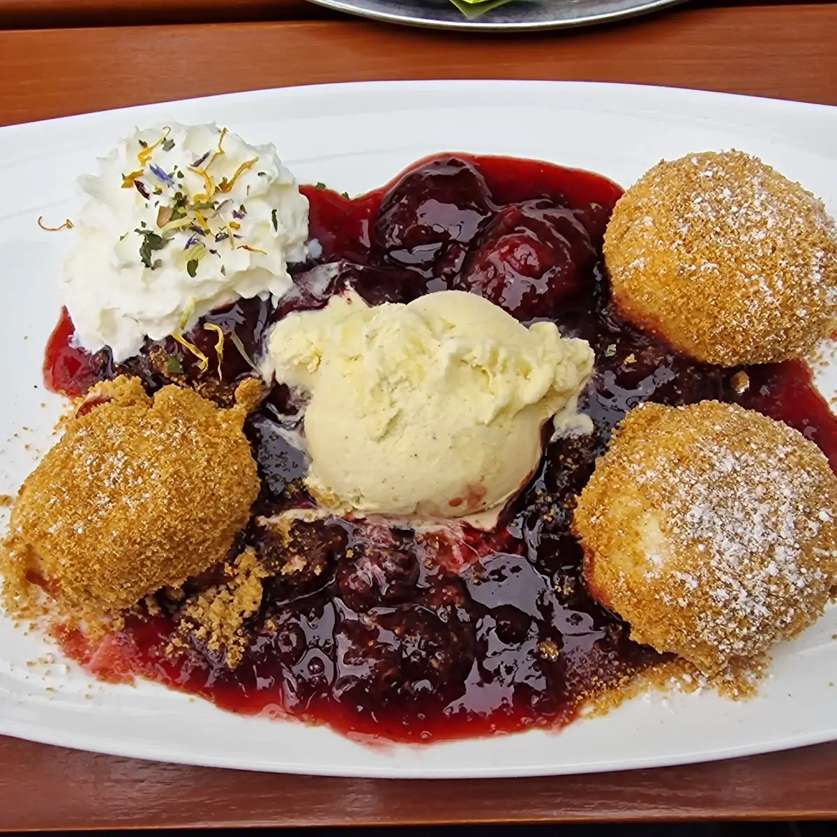 Zwetschgen Knödel Mit Eis Und Sahne
