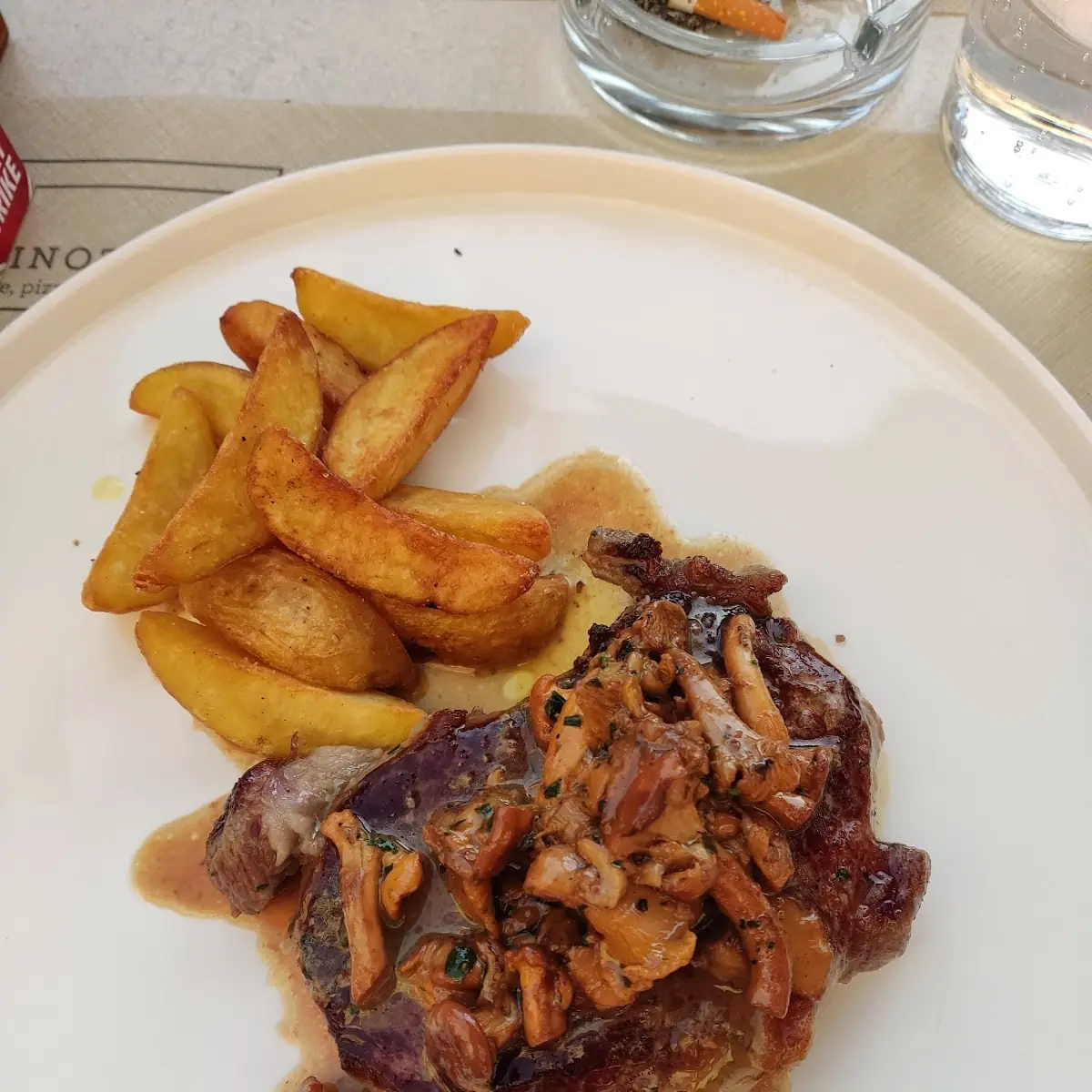 Entrecôte Mit Pfifferlingen Und Kartoffelspalten