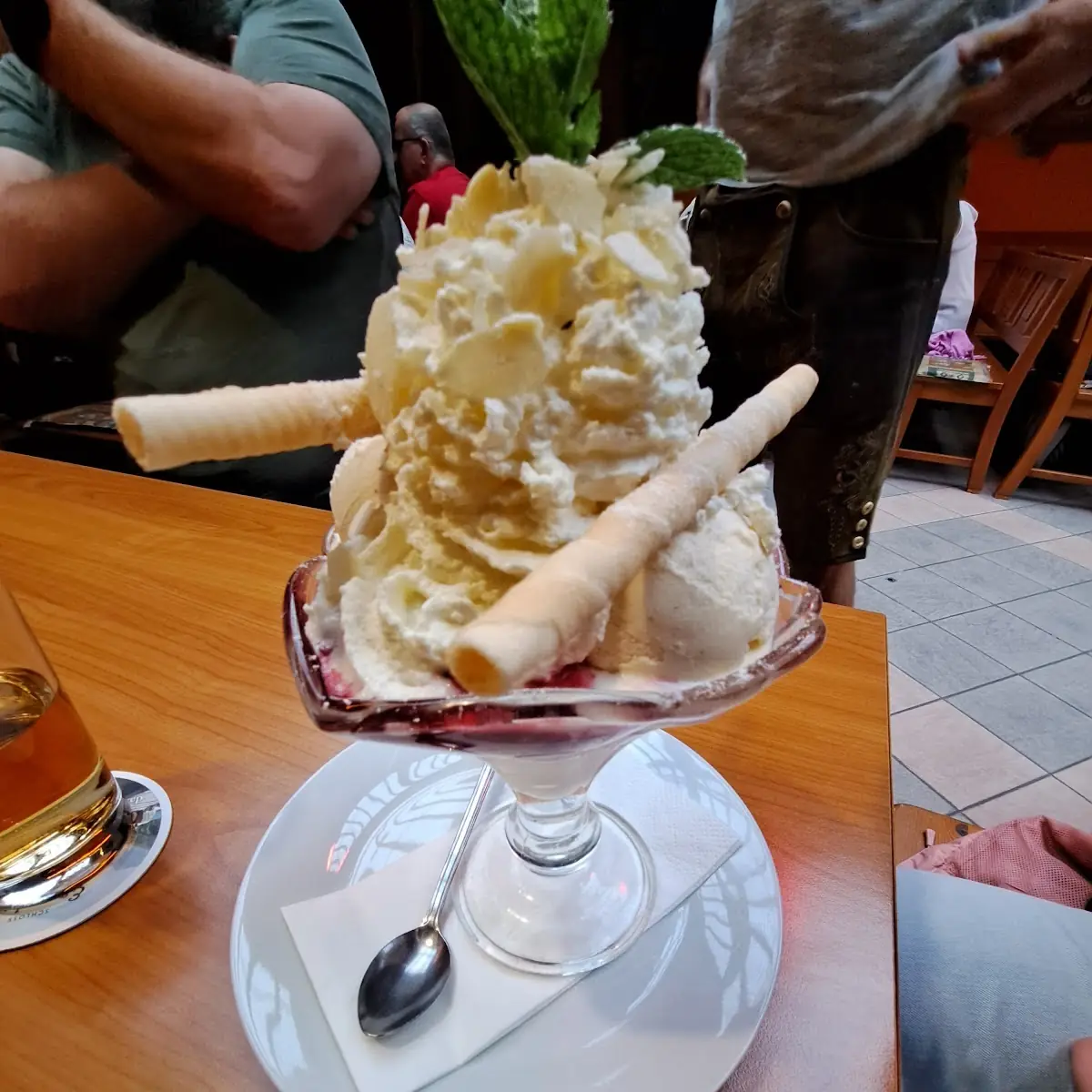 Vanilleeis Mit Heißen Himbeeren
