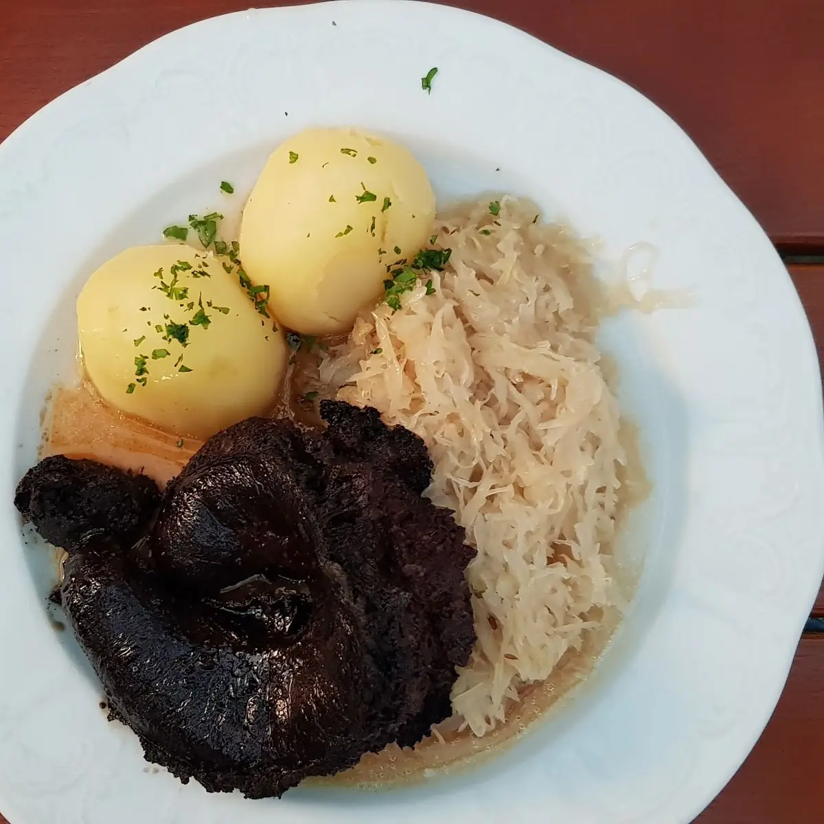 Gebratene Blutwurst Mit Knödel Und Sauerkraut