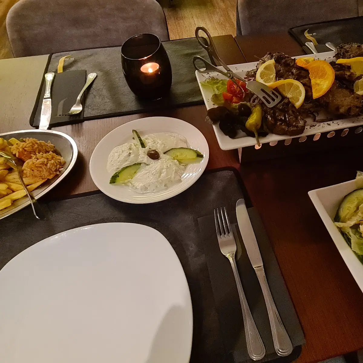 Gemischte Fleischplatte Mit Beilagen