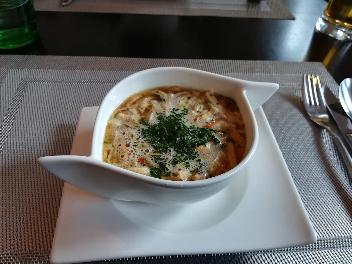 Brodo Di Pollo Con Strisce Di Frittata E Pezzettini Di Pollo