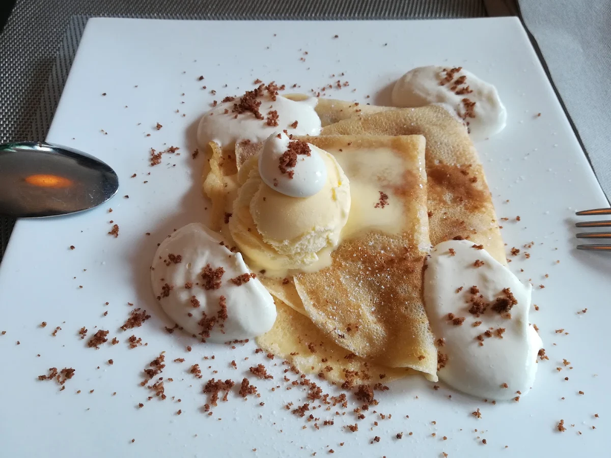 Crepes Con Marmellata all'interno Gelato Alla Vaniglia