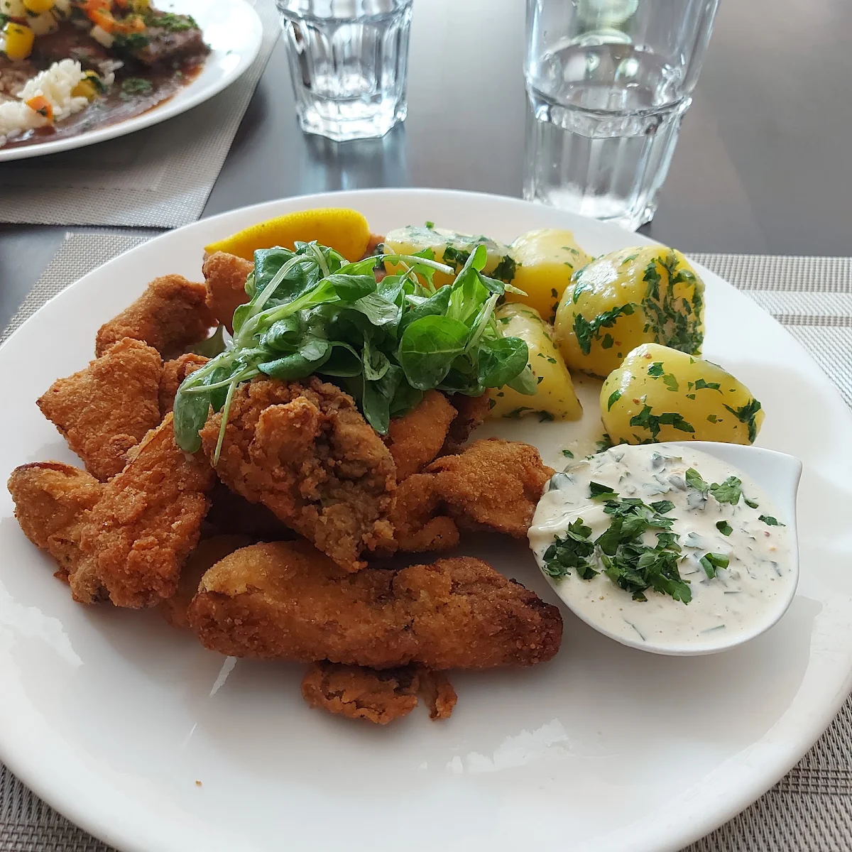 Gebackene Steinpilze Mit Petersilienkartoffeln Und Vogerlsalat