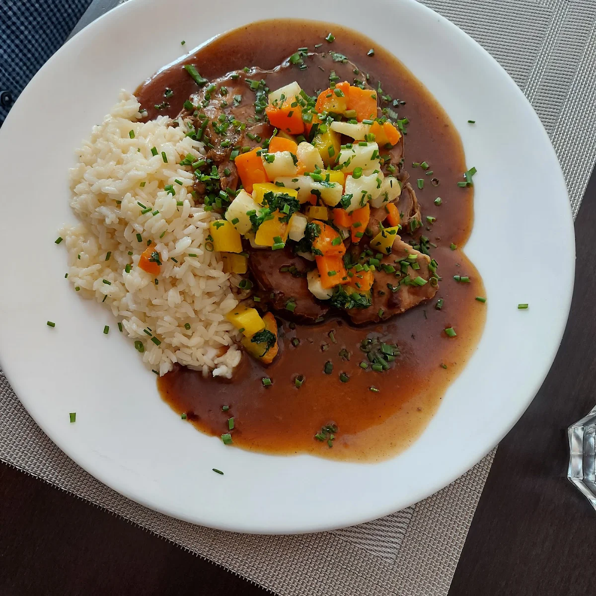 Kalbsroulade Mit Wurzelgemüse Und Butterreis