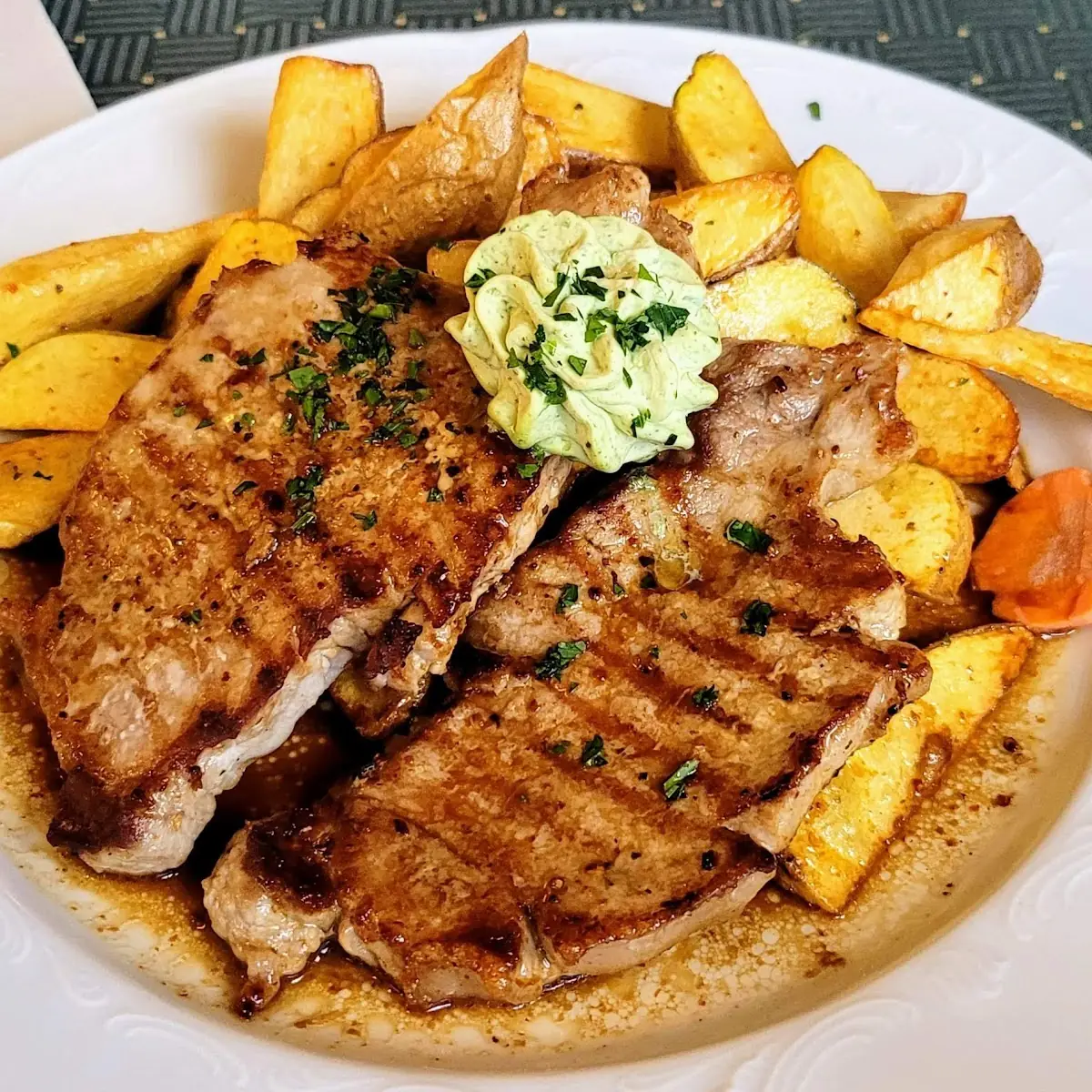 Grillkotlett Mit Steak Pommes
