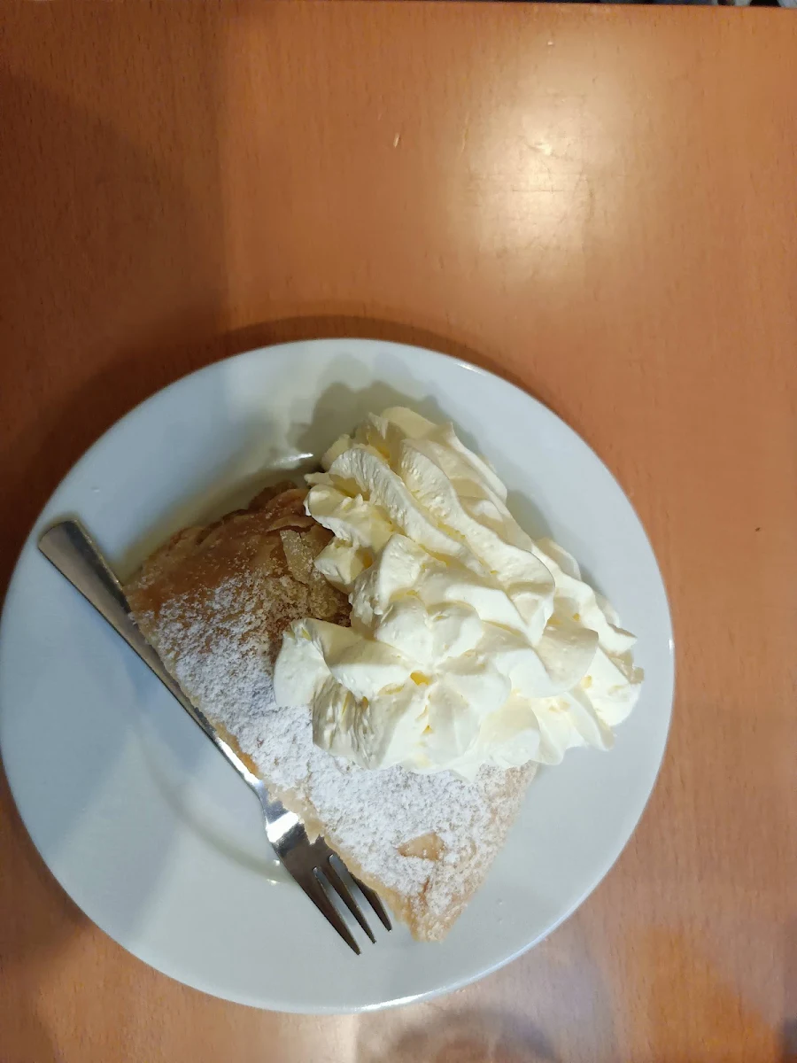 Apfelstrudel Mit Sahne