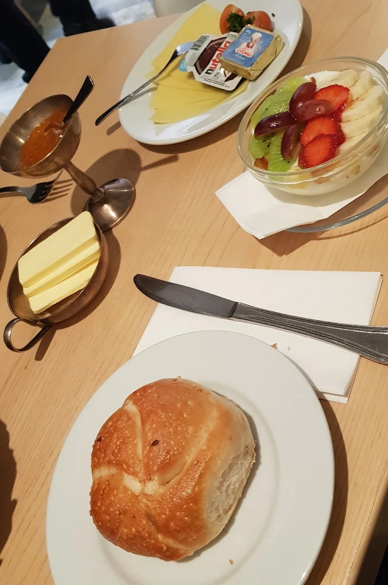 Joghurt Mit Frischen Früchten Semmel Mit Butter & Marmelade