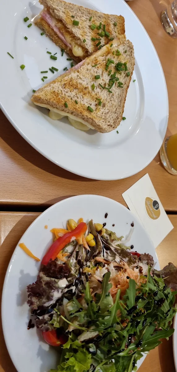 Schinken- Käse Sandwich Mit Beilagensalat