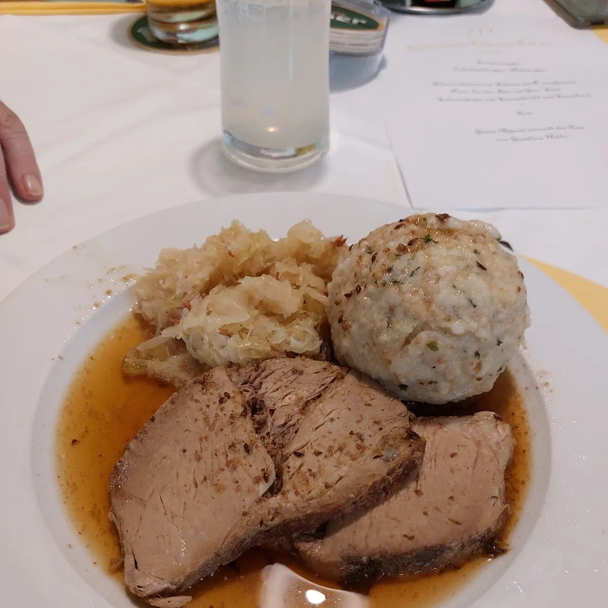 Schweinebraten Mit Sauerkraut Und Semmelknödel Sehr Gut