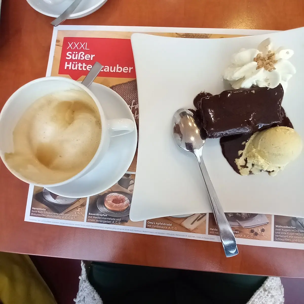 Schokokuchen Mit Vanilleeis Und Schlagobers