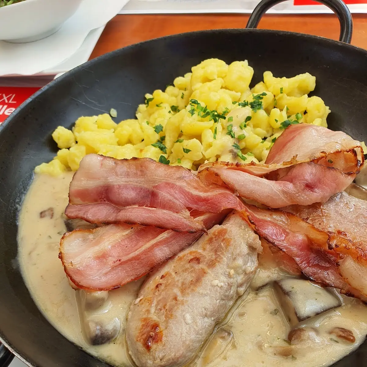 Schweinsmedallions Mit Pilz Sauce Spätzle Und Speck