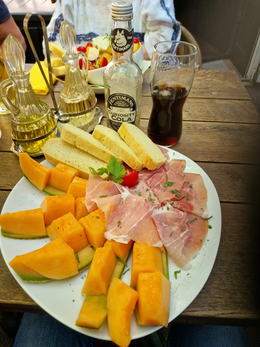 Prosciutto Crudo E Melone Con Pane Fatto In Casa