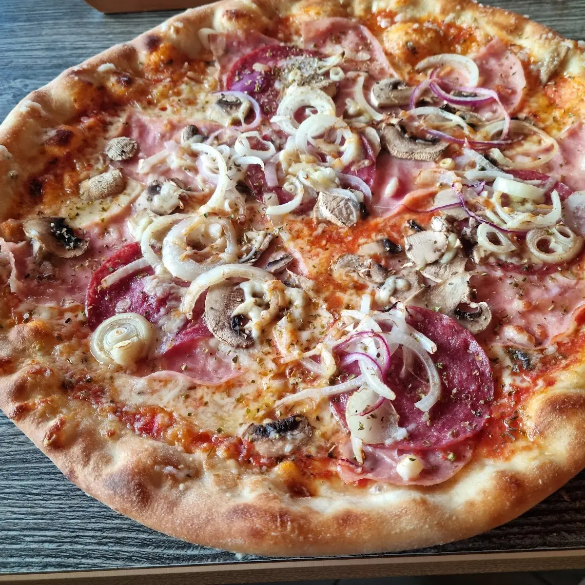 Salami Pizza Mit Speck Und Zwiebel