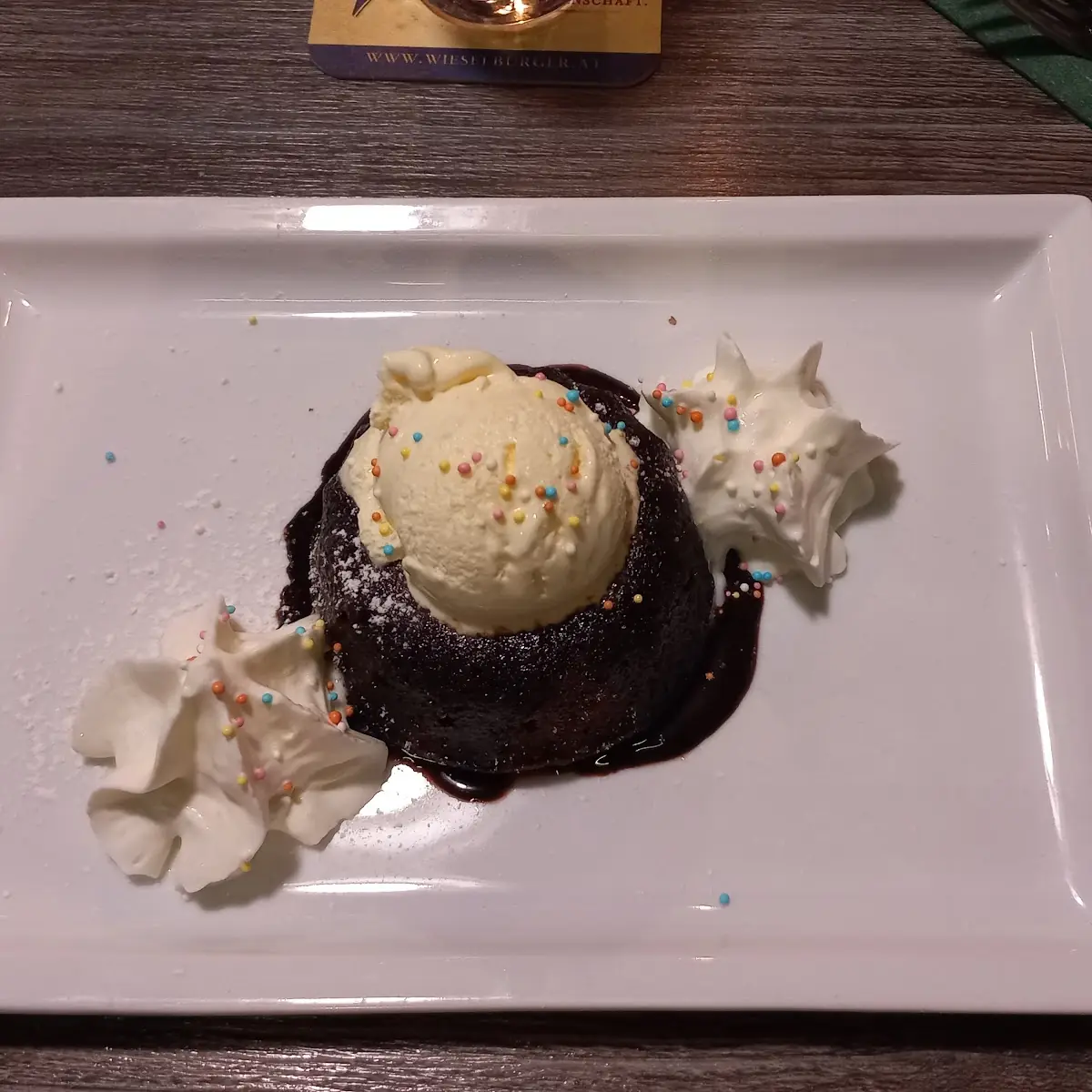 Schokokuchen Mit Vanilleeis Und Schlag