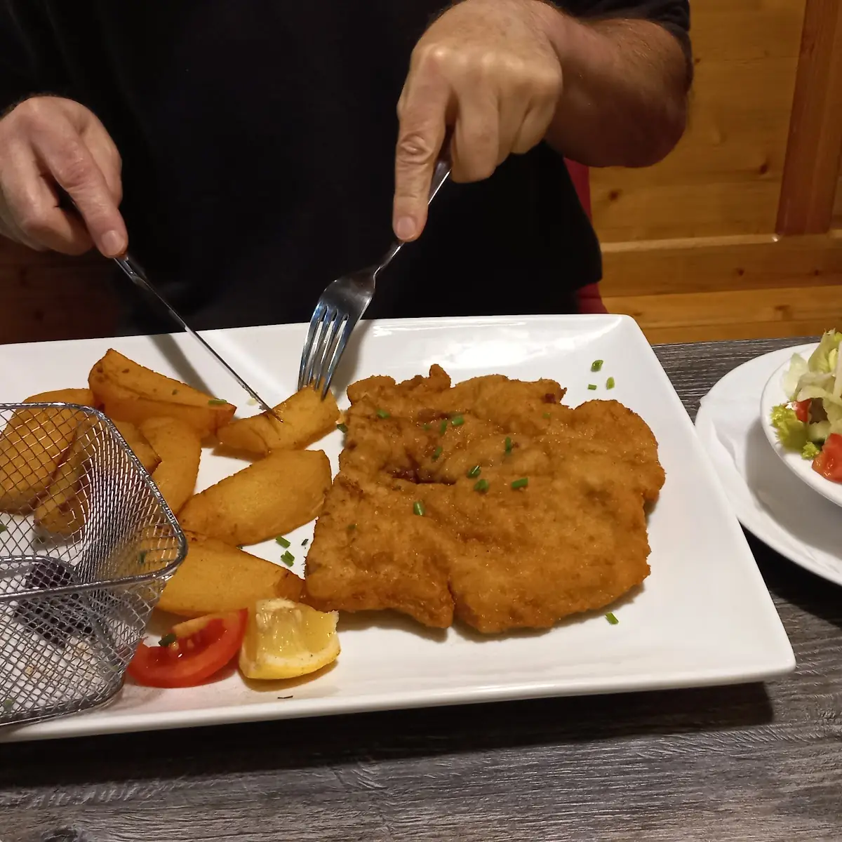 Schweinnschnitzel Mit Bratkartoffeln Und Salat