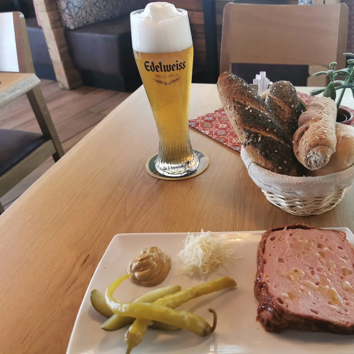 Leberkäs Mit Pfefferoni Und Gebäckweckerl