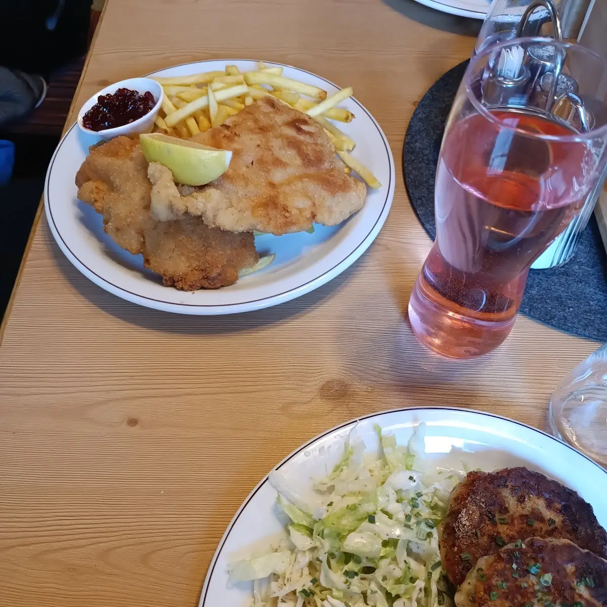 Kaspressknödl Mit Salat Schnitzel