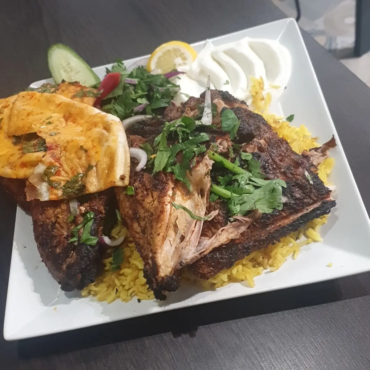 Auf Holzkohle Gegrilltes Hähnchen