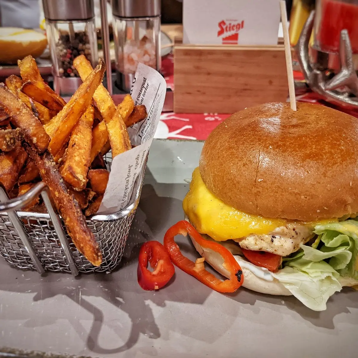 Hendl Burger Mit Süßkartoffel Pommes