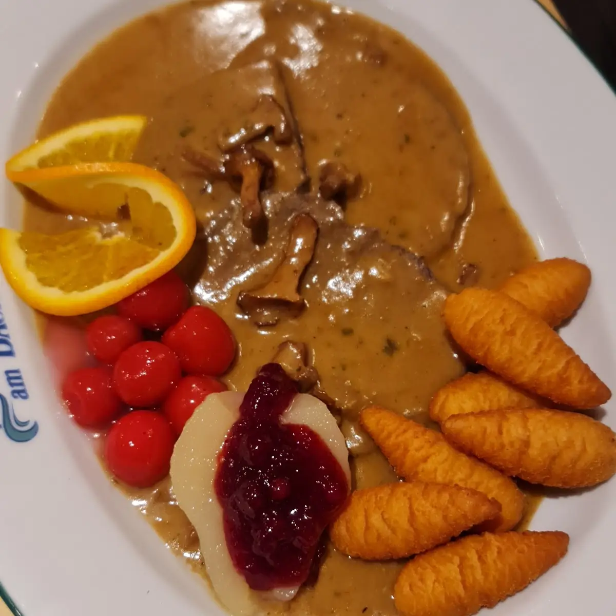 Rehbraten Kroketten Birnen Preiselbeeren