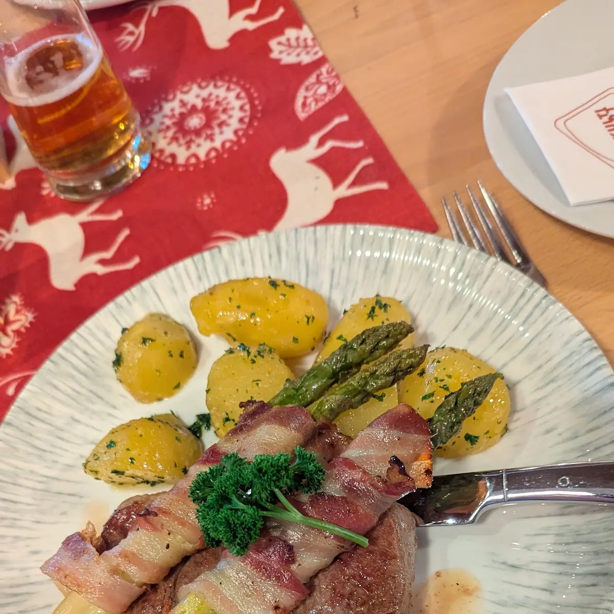 Saftiges Rumpsteak Mit Grünem Spargel