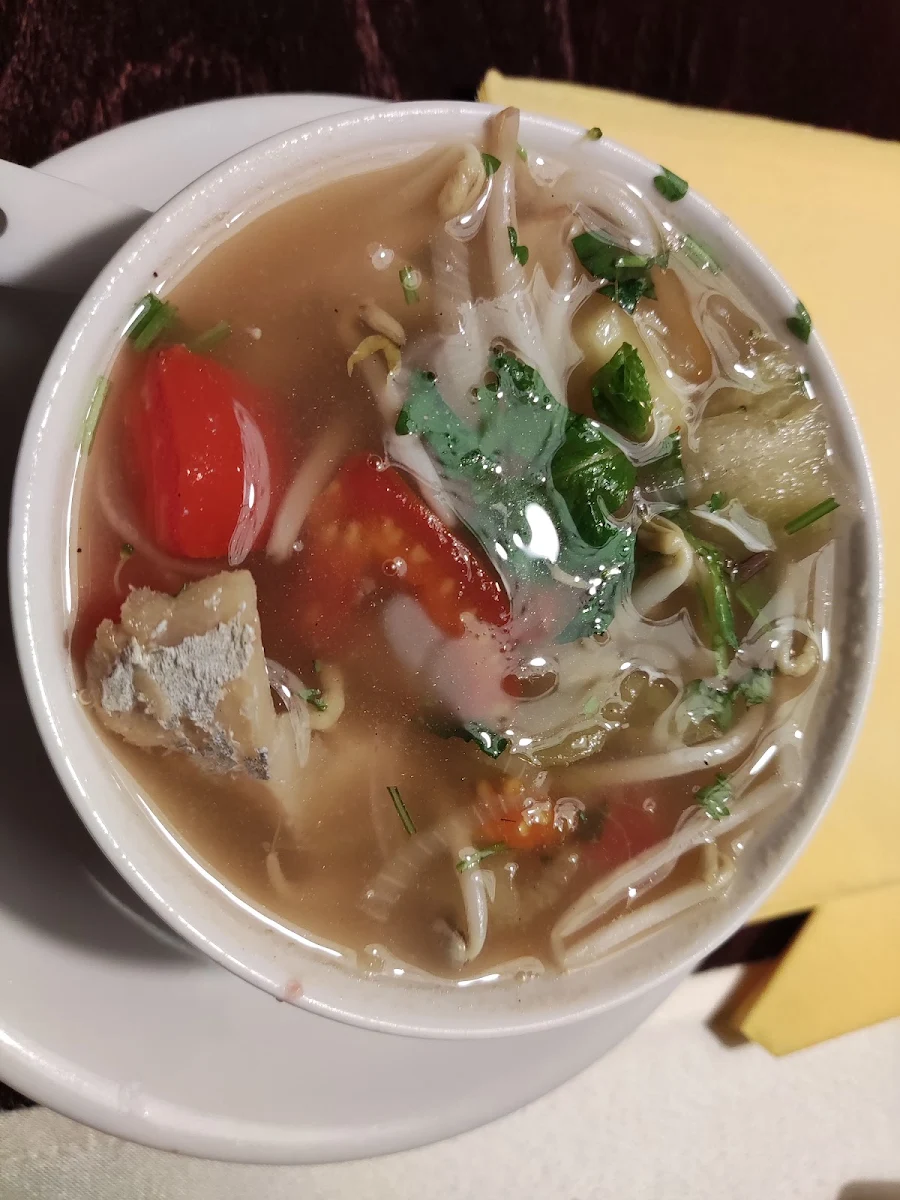 Vietnamesische Süß-sauer Pikante Fischsuppe