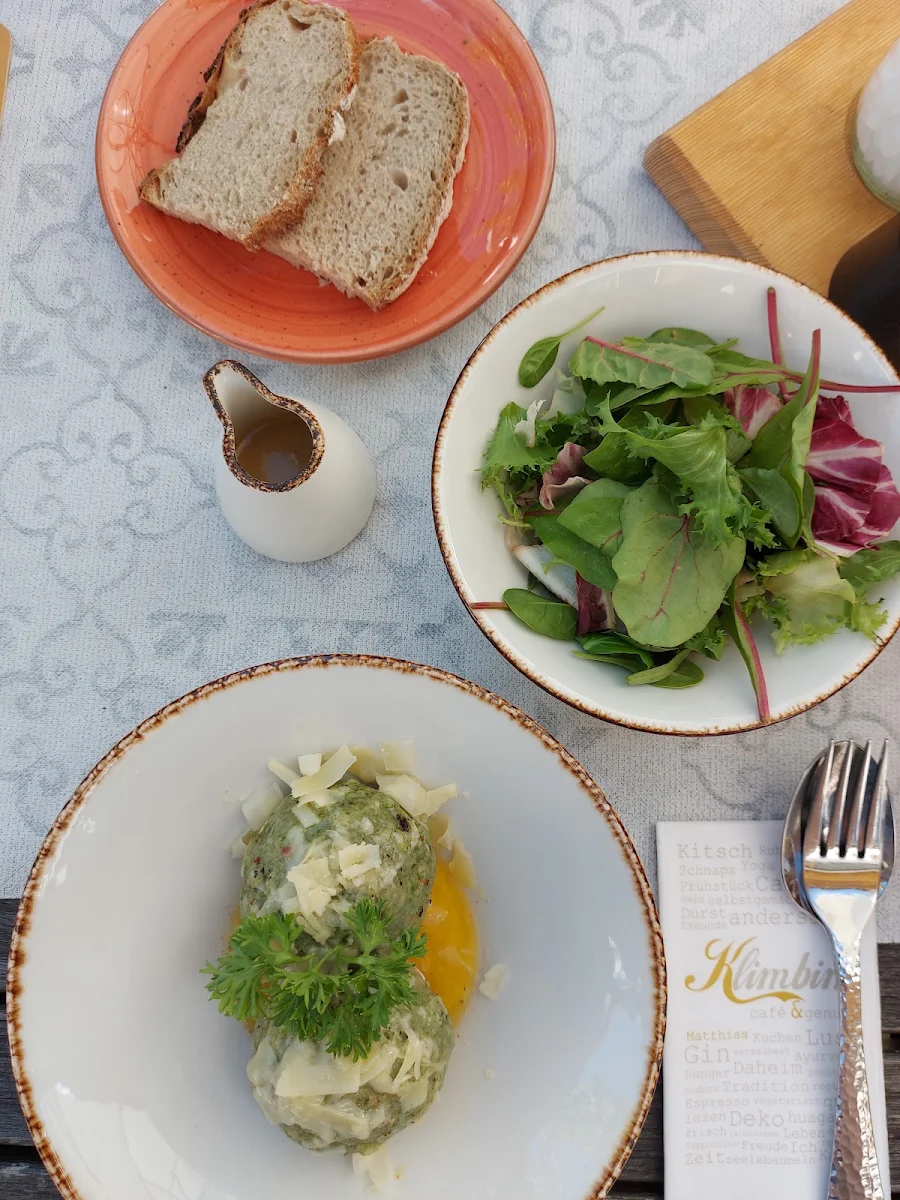 Spinatknödel Mit Grünem Salat