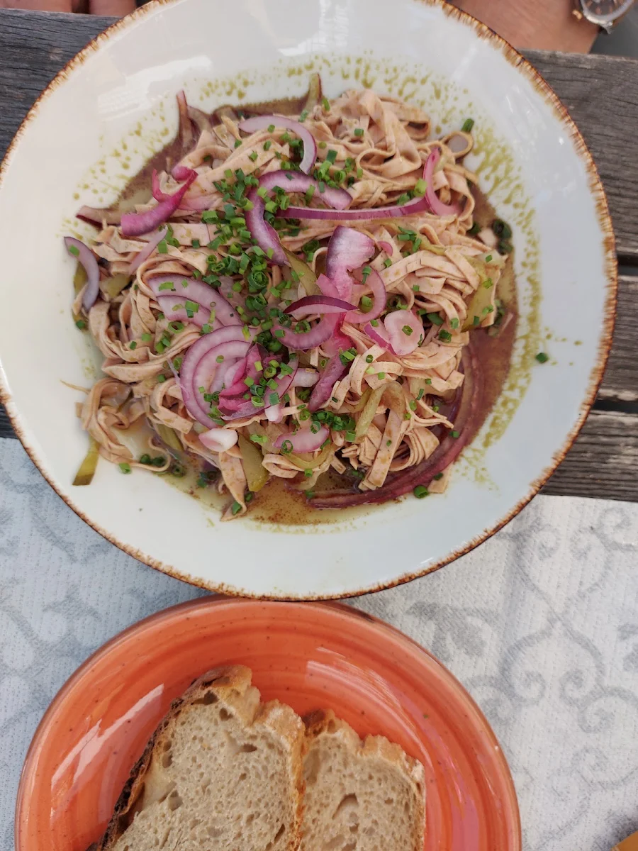 Wurstsalat Mit Selbstgebackenem Brot