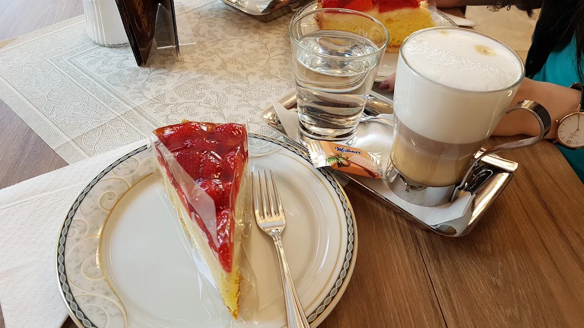 Erdbeerkuchen Und Latte Macchiato