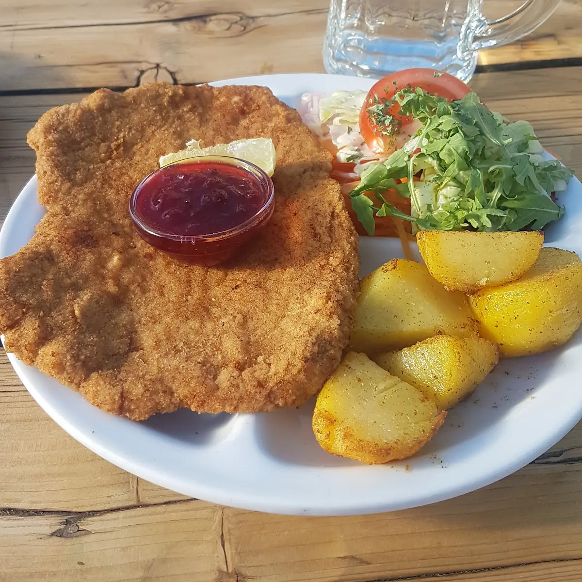 Schnitzel Wiener Art Mit Kartoffeln Und Gemischtem Salat