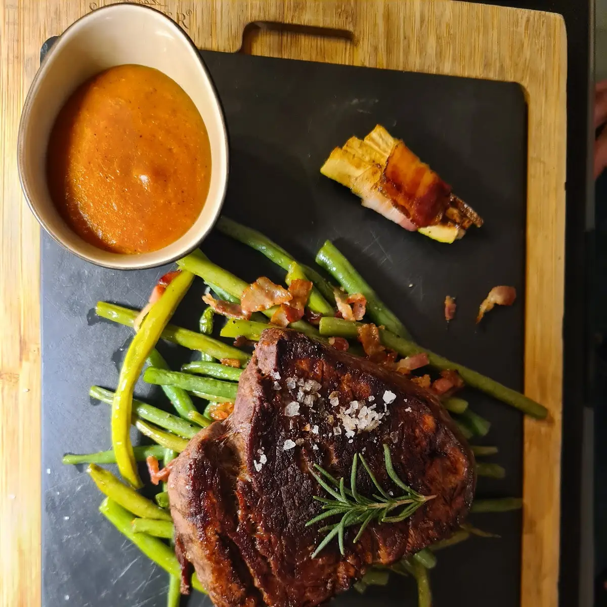 Gentleman's Cut Mit Speckbohnen Und Beastiebbq Sauce