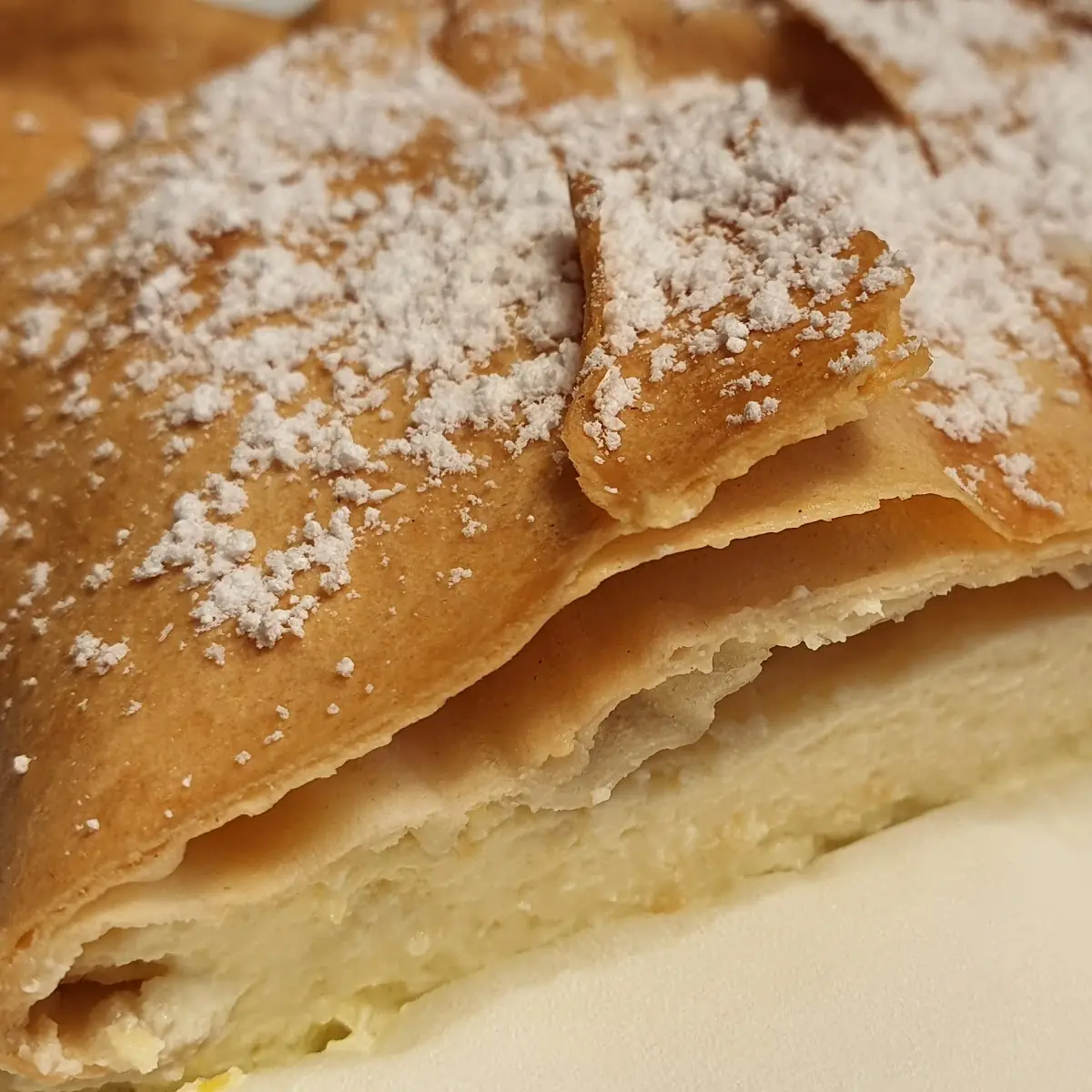 Hausgemachter Topfenstrudel