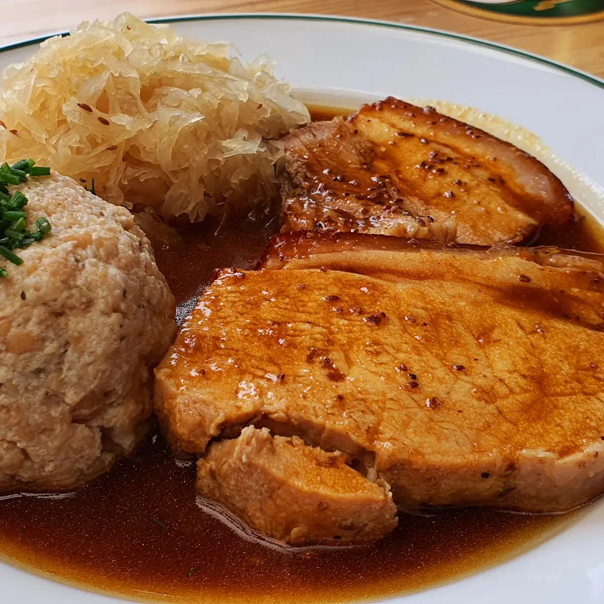 Ofenbratl Schweinsbraten Mit Leckerem Kraut Und Knödel In Herrlicher Sauce