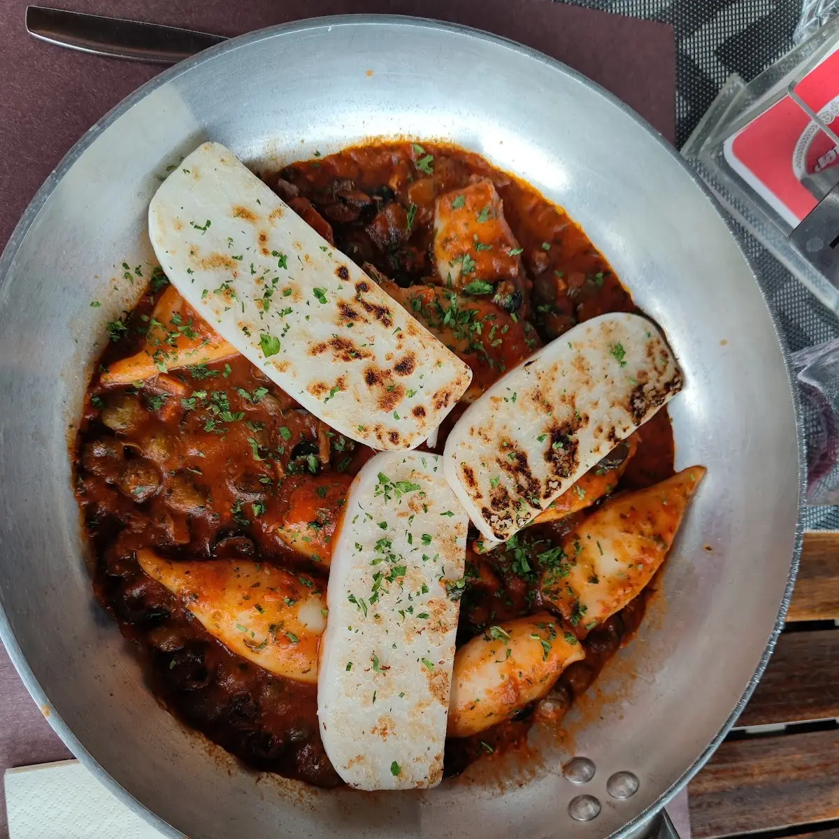 Calamari In Der Pfanne Mit Polenta Tomatensauce Kapern Und Oliven