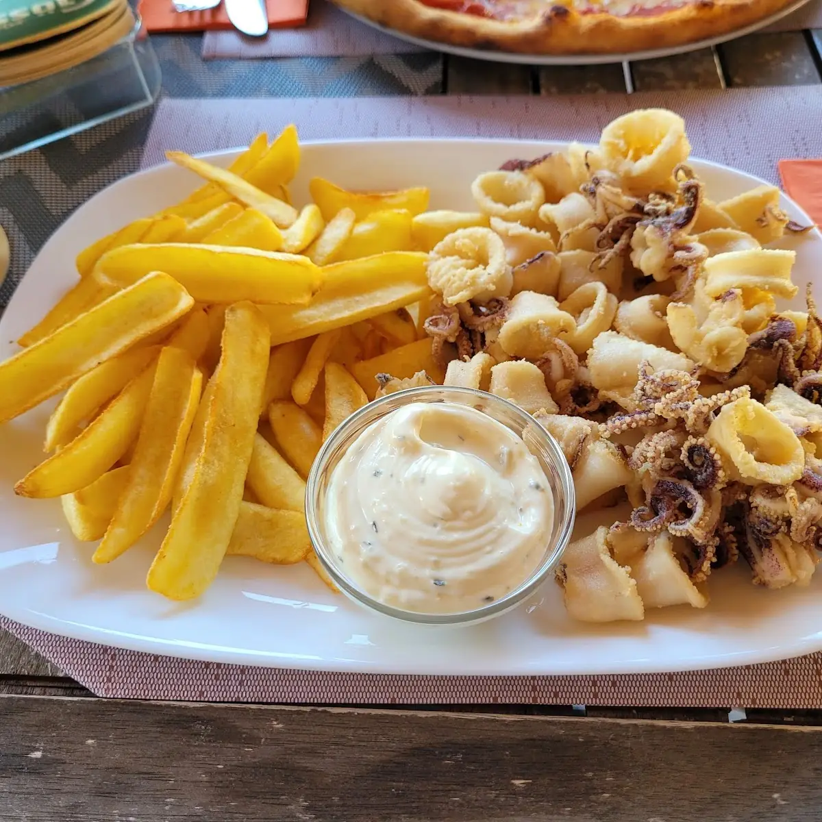 Frittierte Calamaris Mit Pommes