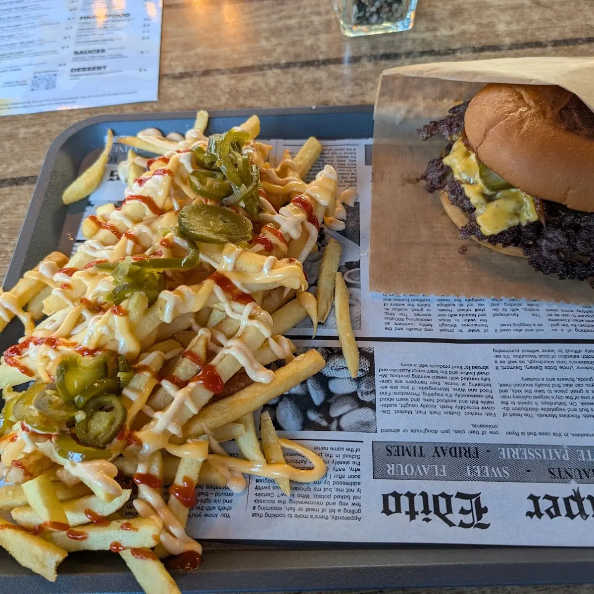 Cheeseburger Mit Extra Patty Und Chilli Cheese Fries