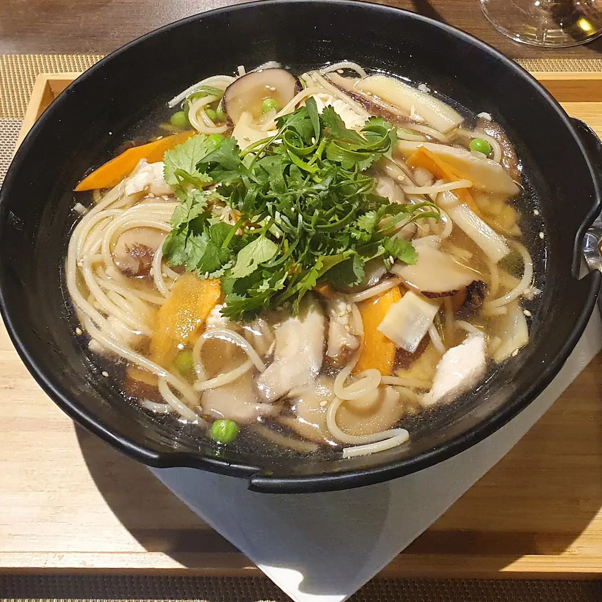 Hühnersuppe Mit Bambus Pilzen Und Nudeln